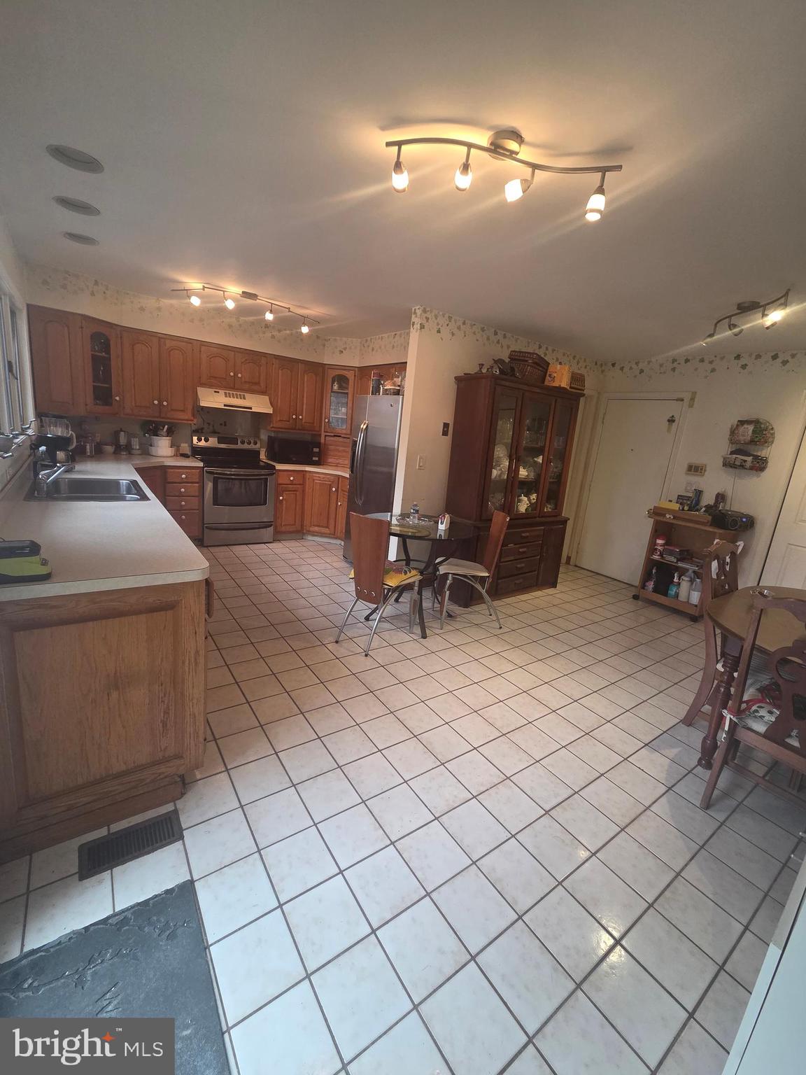 21025 Woodfield Road Gaithersburg, MD 20882 - Photo 27 of 30 Kitchen