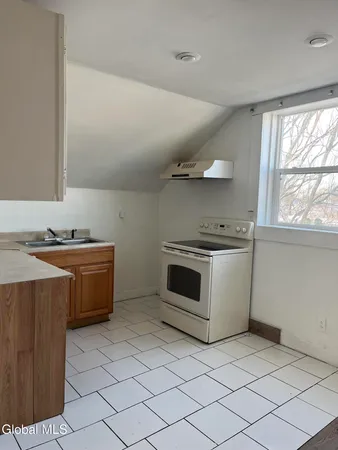 $1,300 | 154 Spring Street, Unit 3, Albany, NY 12203