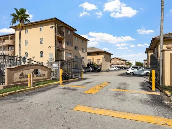 $270,000 | 8851 Northwest 119th Street, Unit 6101, Hialeah Gardens, FL 33018