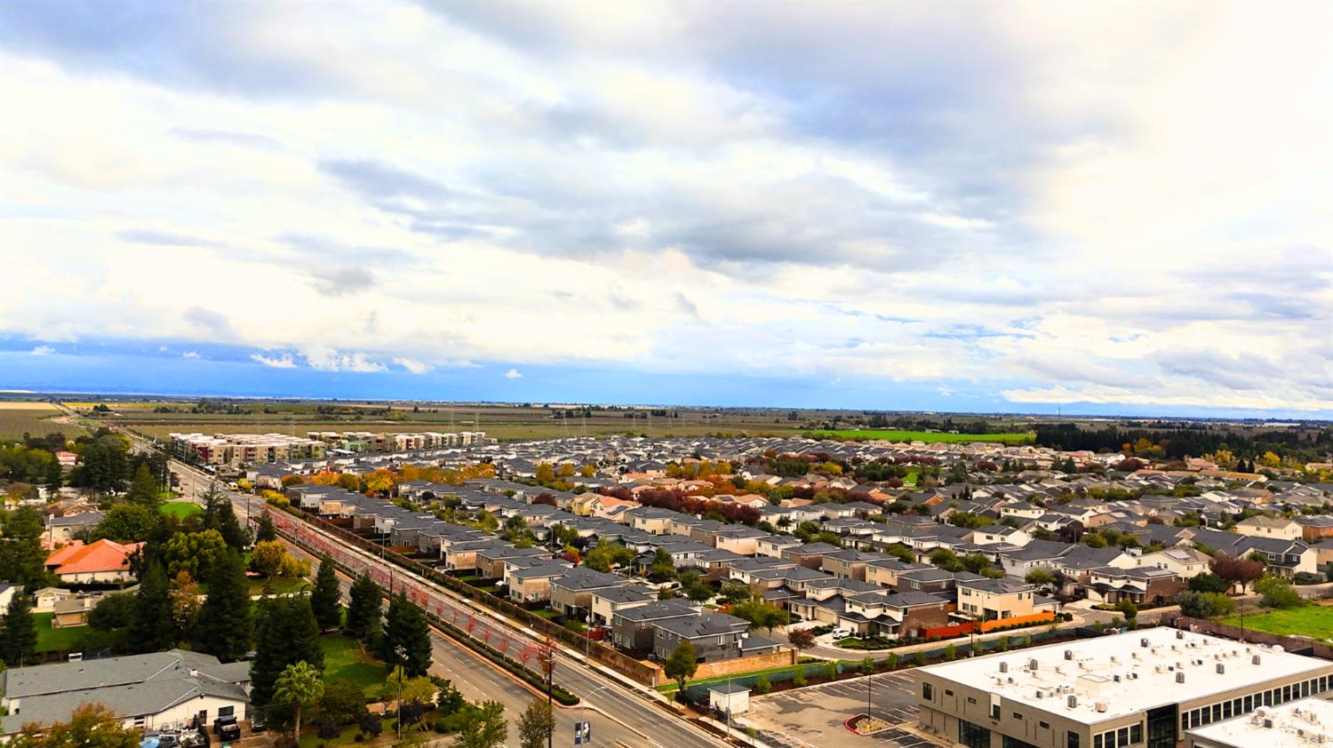 2367 Explorador Drive Merced, CA 95340 - Photo 38 of 42 an aerial view of city and lake