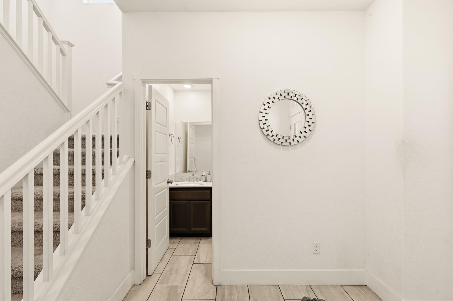 2367 Explorador Drive Merced, CA 95340 - Photo 5 of 42 a view of a hallway with entryway