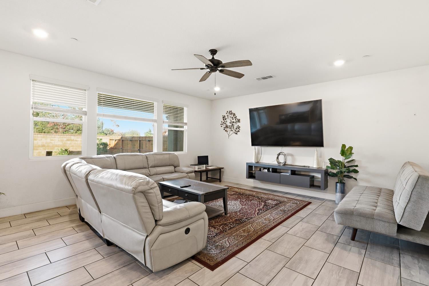 2367 Explorador Drive Merced, CA 95340 - Photo 9 of 42 a living room with furniture and a flat screen tv