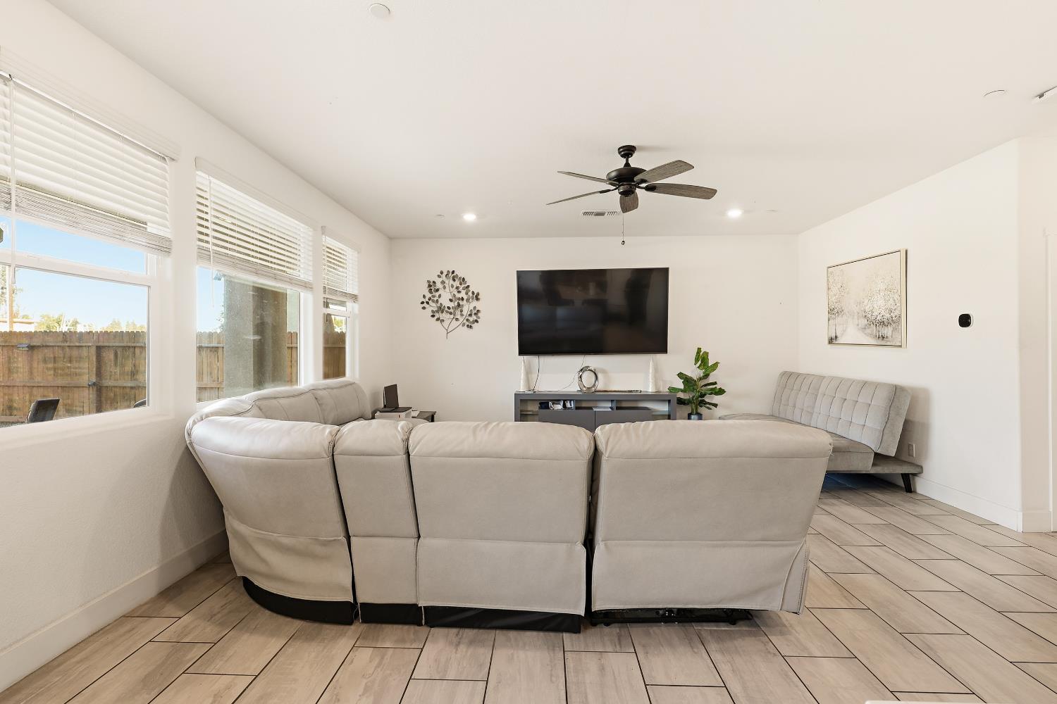 2367 Explorador Drive Merced, CA 95340 - Photo 10 of 42 a living room with furniture and a flat screen tv