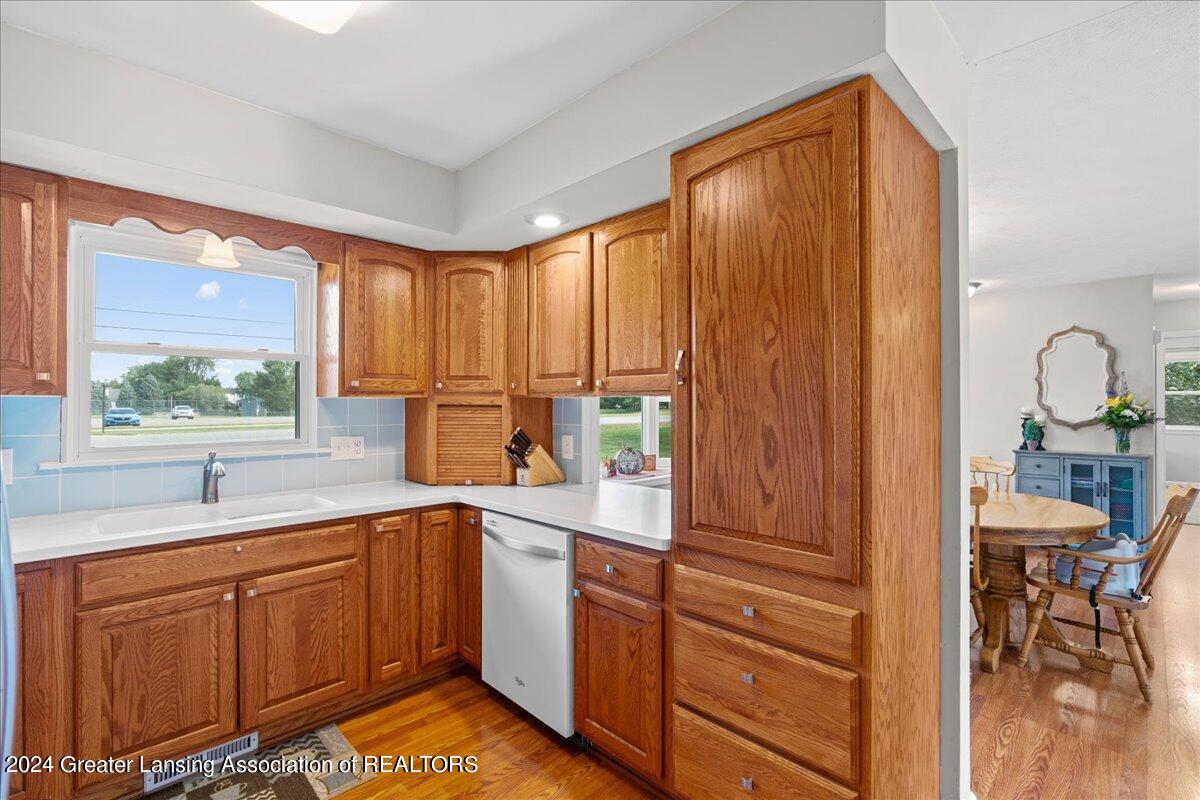 203 West Herbison Road Dewitt, MI 48820 - Photo 9 of 40 28-Media Jett - 27