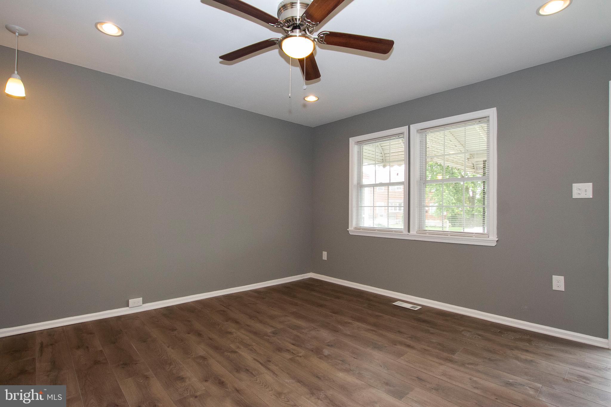 130 Bladen Road Baltimore, MD 21221 - Photo 5 of 22 Living Room