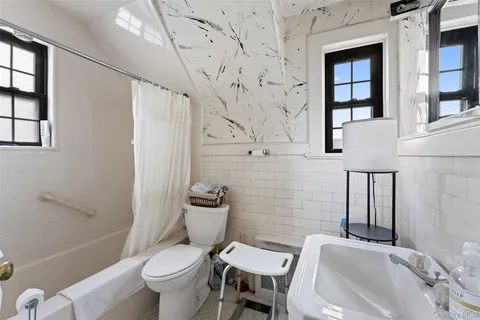 $599,000 | 31 Lynton Place, White Plains, NY 10606