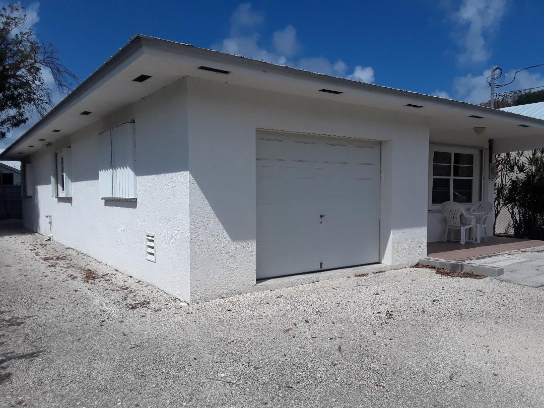 14 Jewfish Avenue Key Largo, FL 33037 - Photo 4 of 44 a view of a garage