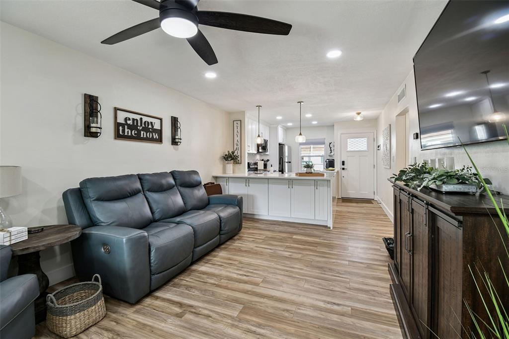 9032 Mission Oaks Boulevard, Unit F Seminole, FL 33776 - Photo 14 of 41