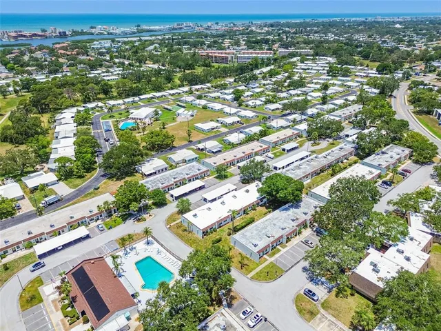 $2,400 | 9032 Mission Oaks Boulevard, Unit F, Seminole, FL 33776