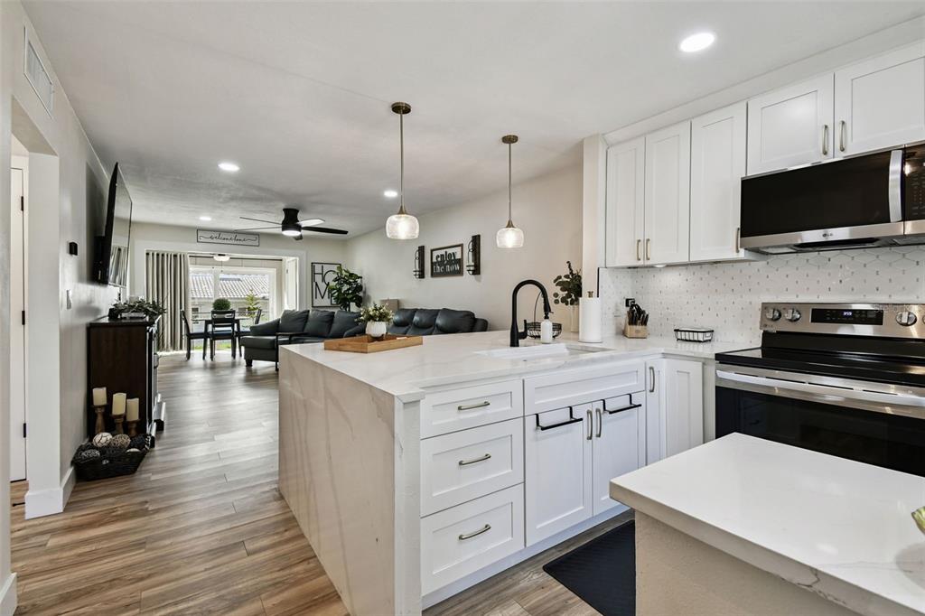 9032 Mission Oaks Boulevard, Unit F Seminole, FL 33776 - Photo 7 of 41