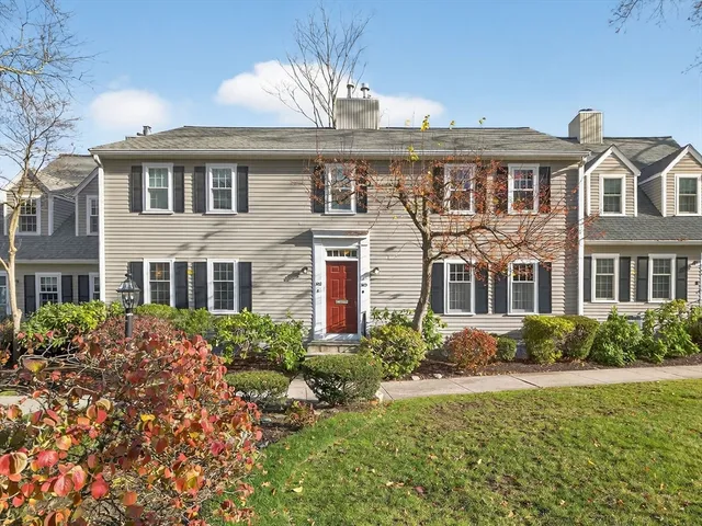 $1,050,000 | 609 Washington Street, Unit 303, Wellesley, MA 02482