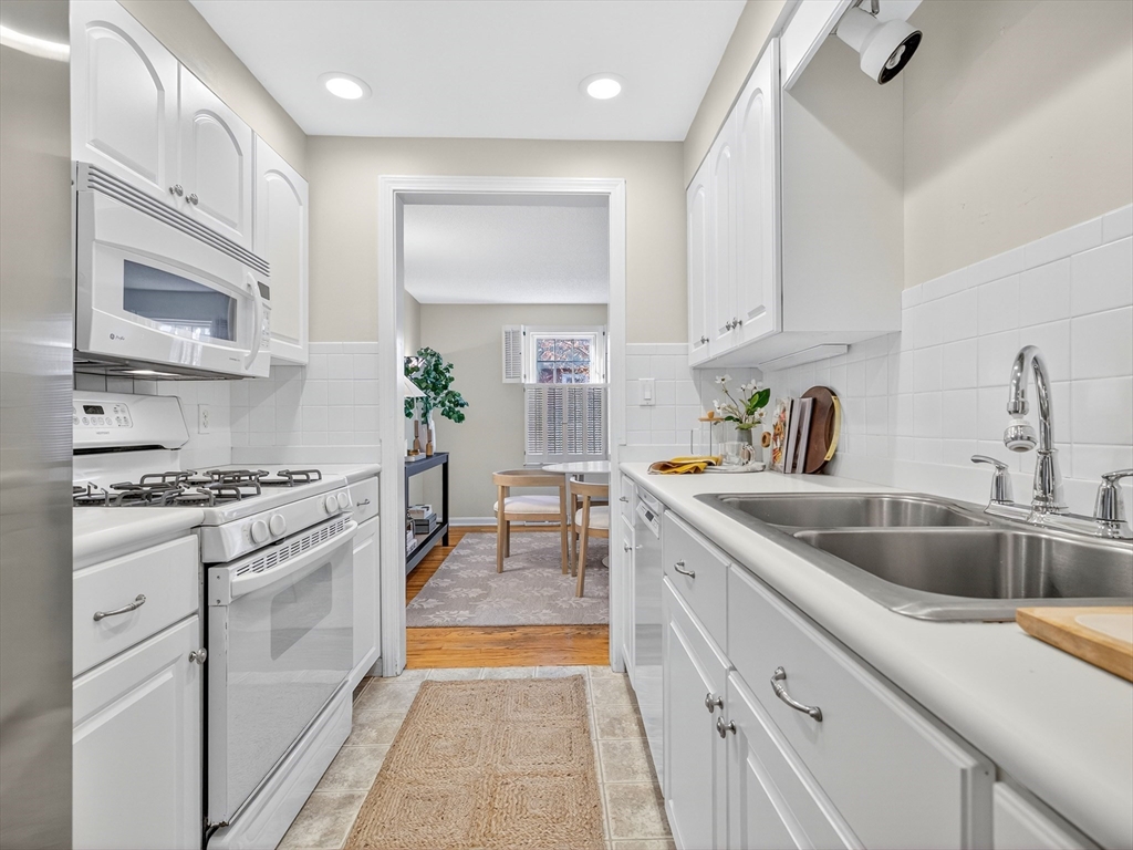 609 Washington Street, Unit 303 Wellesley, MA 02482 - Photo 6 of 22