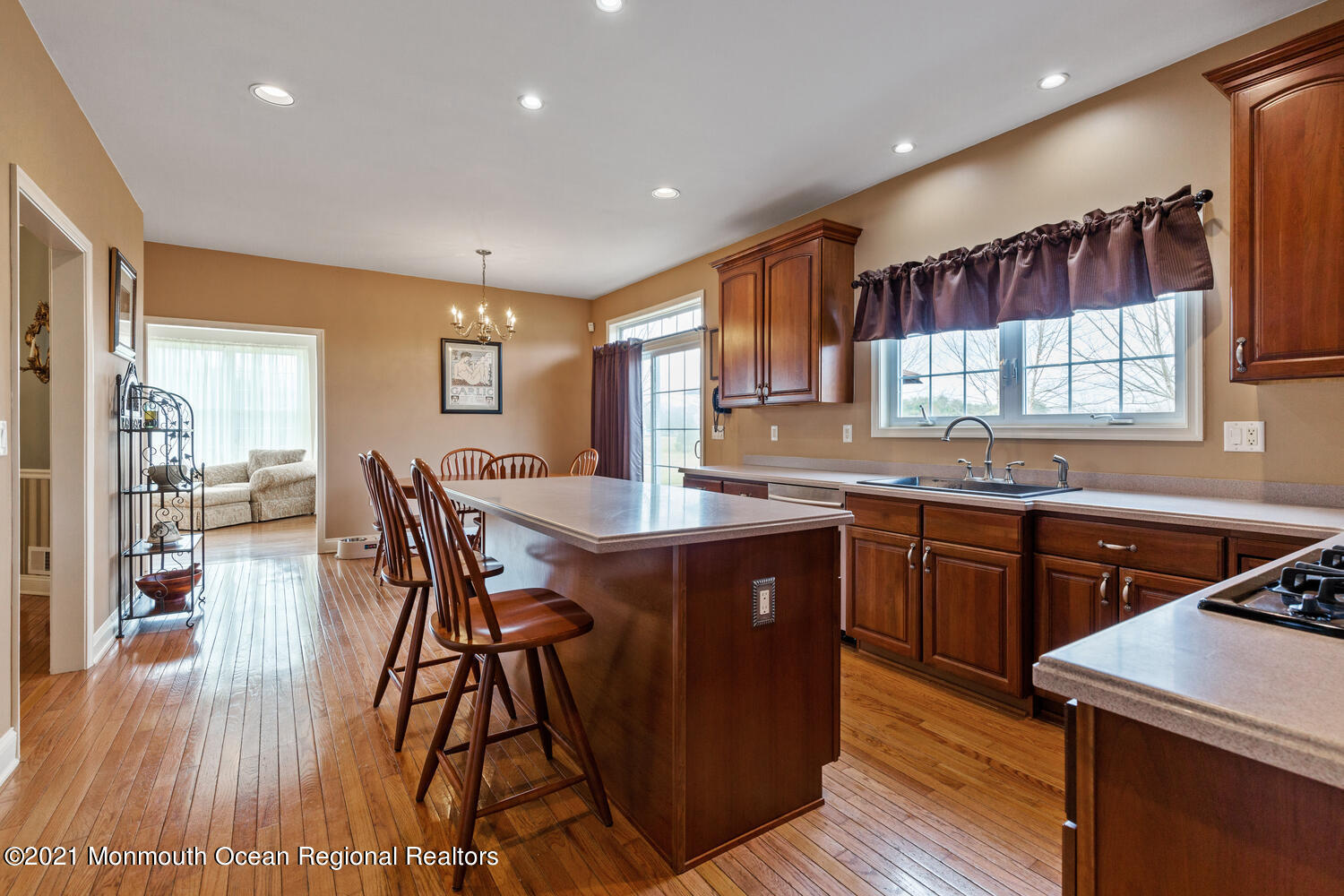 4 Matthew Court Cream Ridge, NJ 08514 - Photo 16 of 62 4 Matthew Ct Upper Freehold NJ-large-015