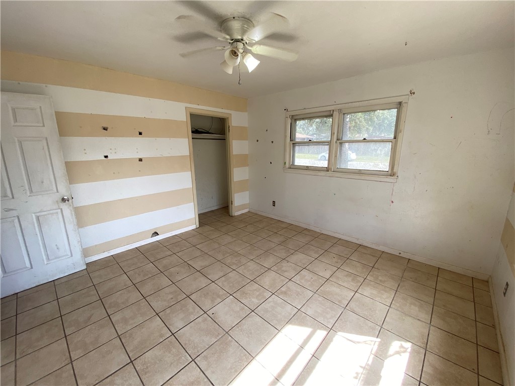 1211 Highland Avenue Alice, TX 78332 - Photo 19 of 28 a view of an empty room and window