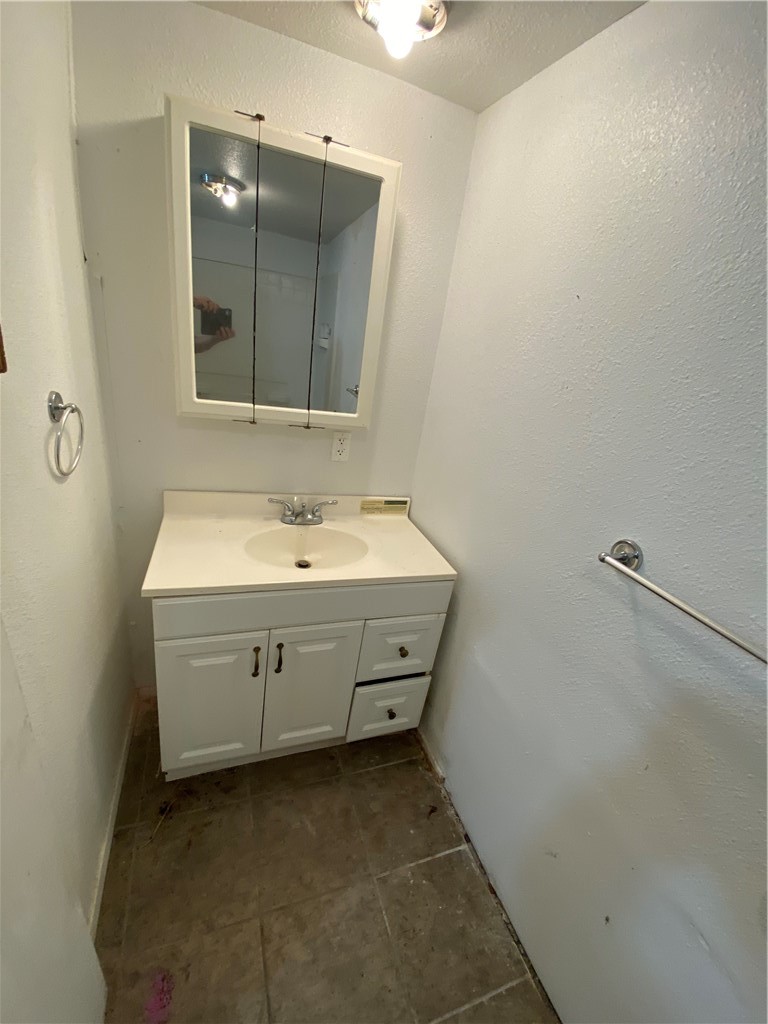 1211 Highland Avenue Alice, TX 78332 - Photo 25 of 28 a bathroom with a sink and a mirror