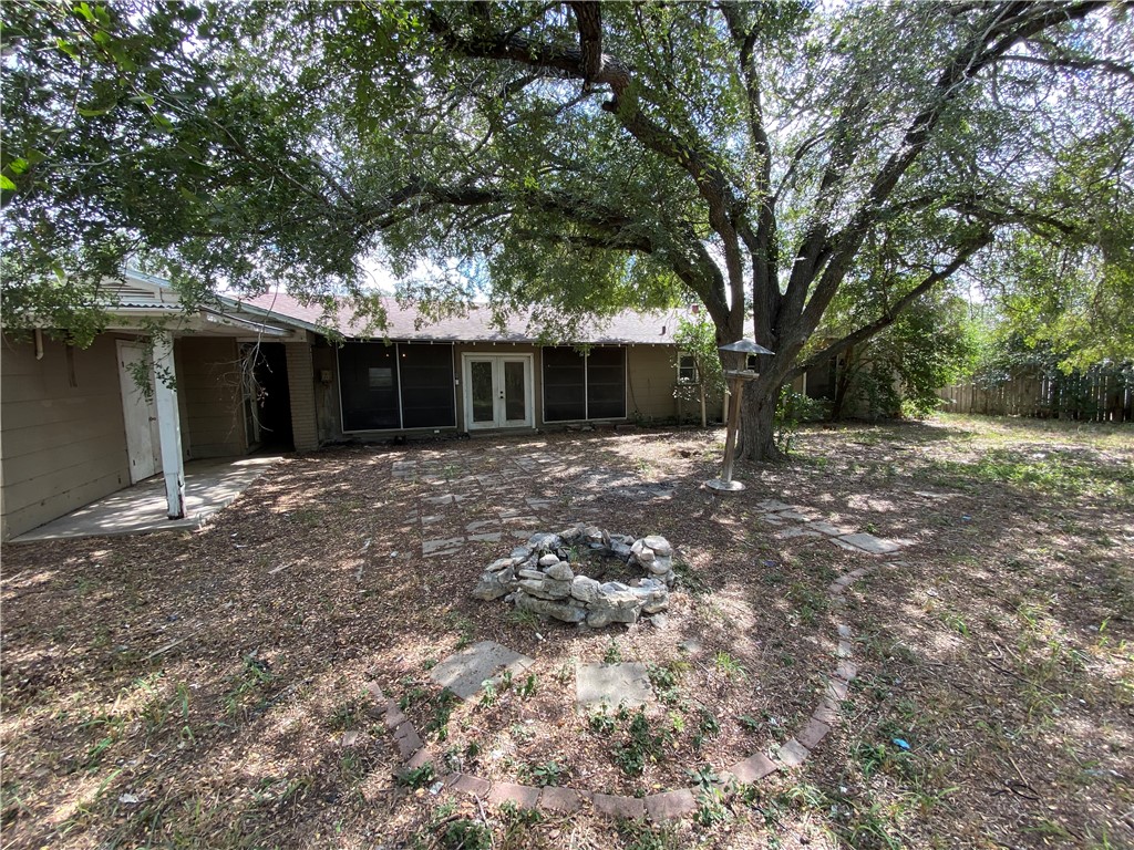 1211 Highland Avenue Alice, TX 78332 - Photo 28 of 28 a front view of house with yard and trees