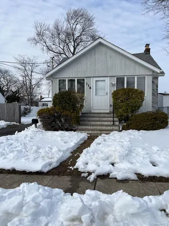 $2,000 | 116 West Belleterre Avenue, Lindenhurst, NY 11757