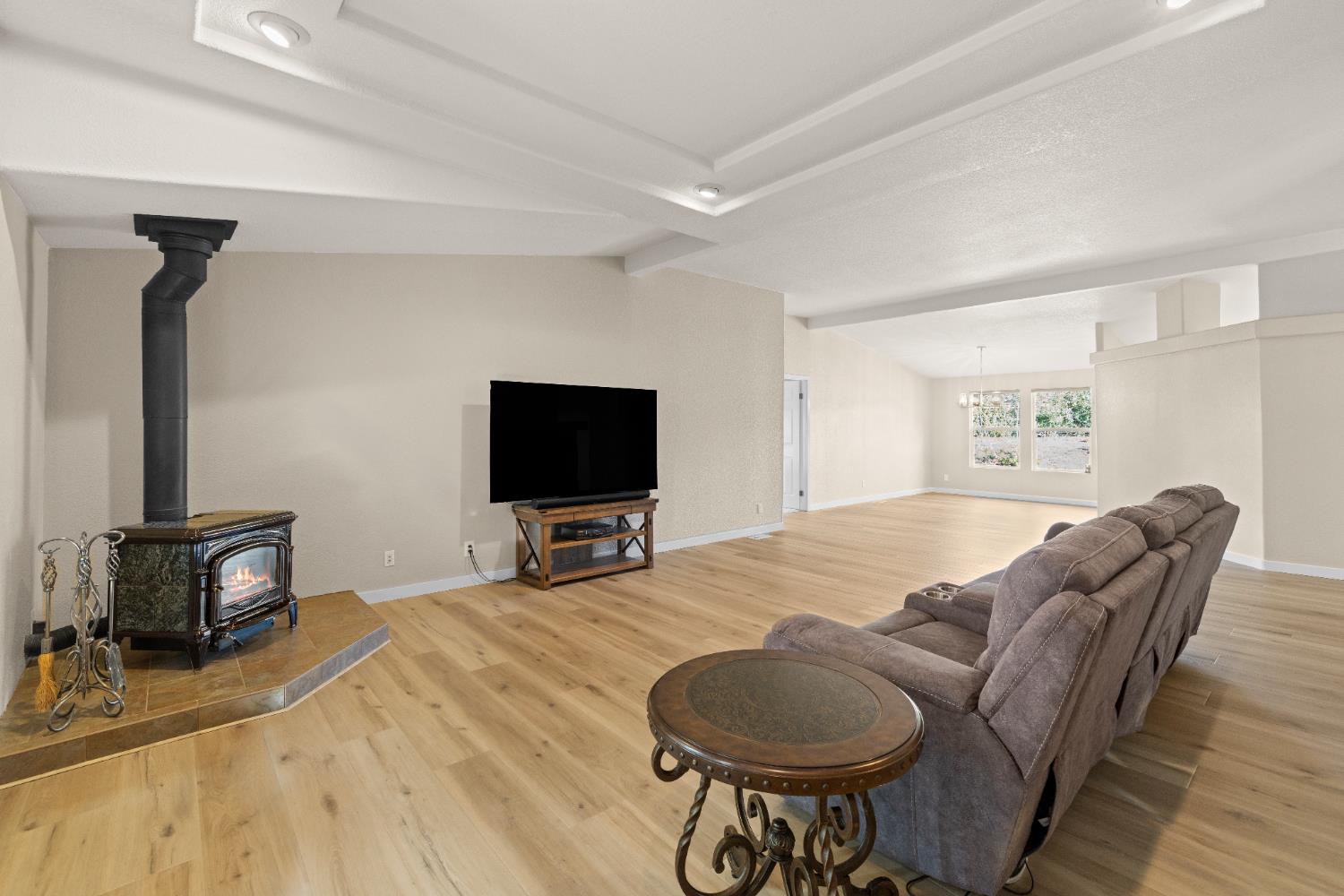 10665 Harris Road Auburn, CA 95603 - Photo 11 of 34 a hotel room with furniture and a flat screen tv