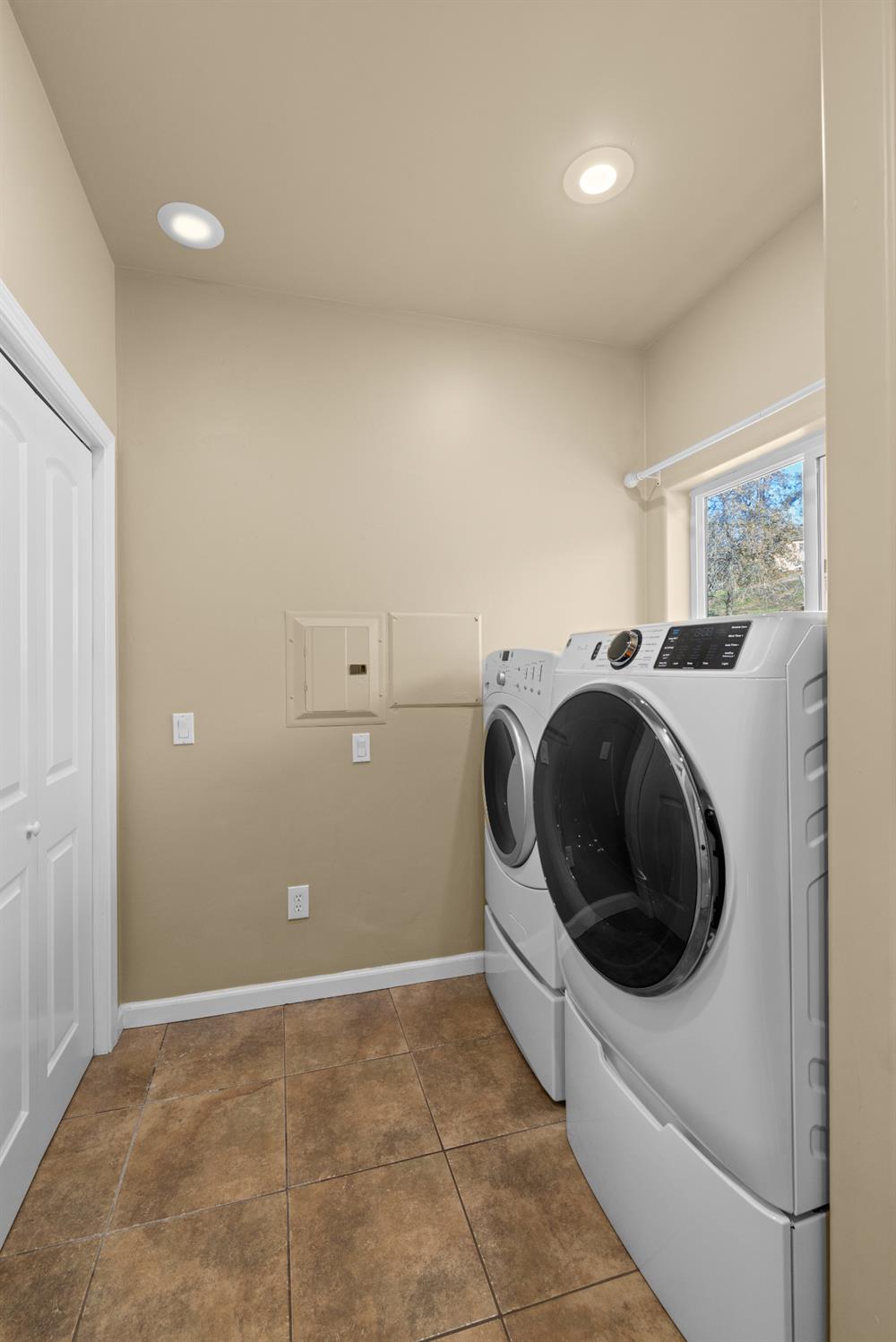 10665 Harris Road Auburn, CA 95603 - Photo 29 of 34 a utility room with dryer and washer
