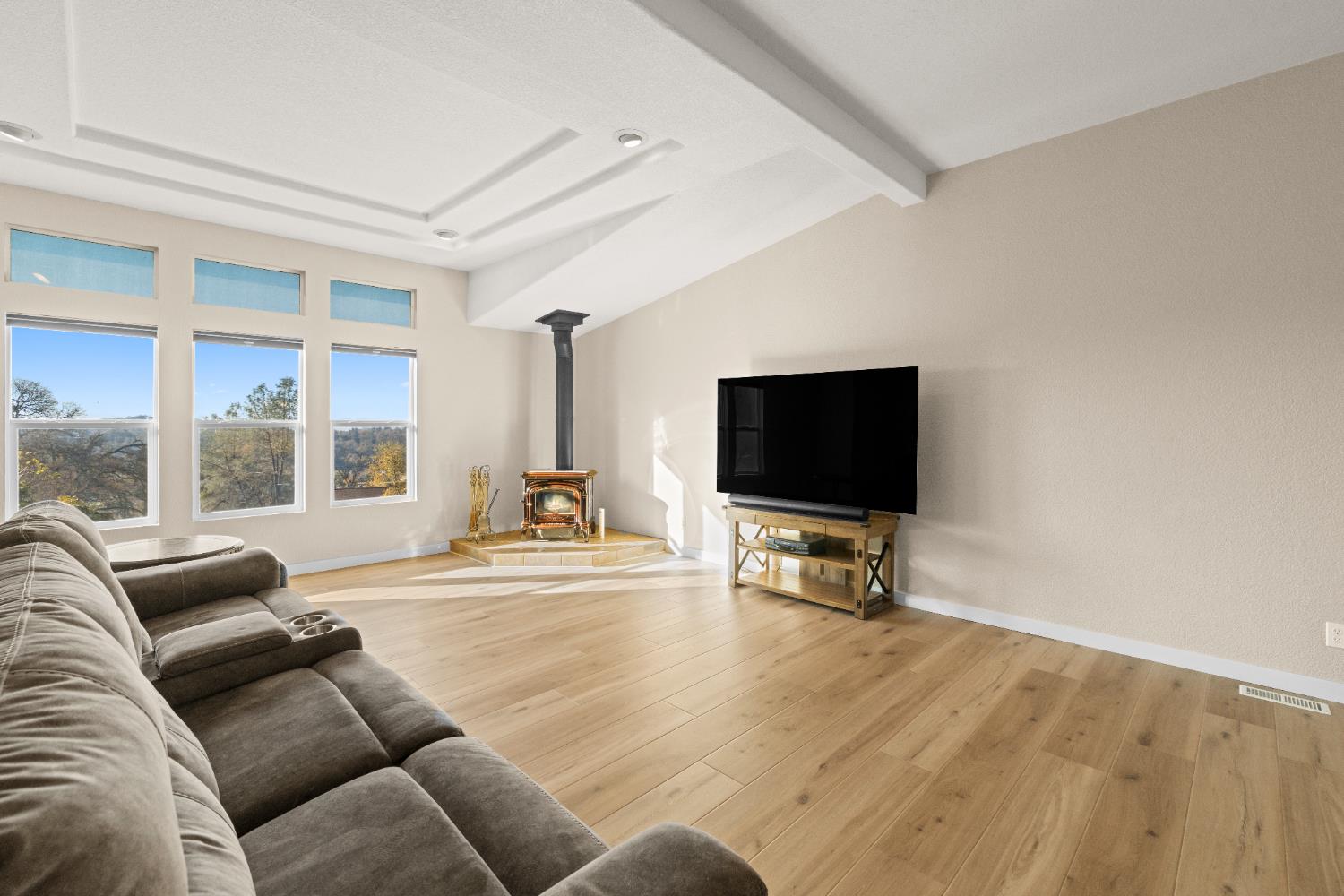 10665 Harris Road Auburn, CA 95603 - Photo 10 of 34 a living room with furniture and a flat screen tv