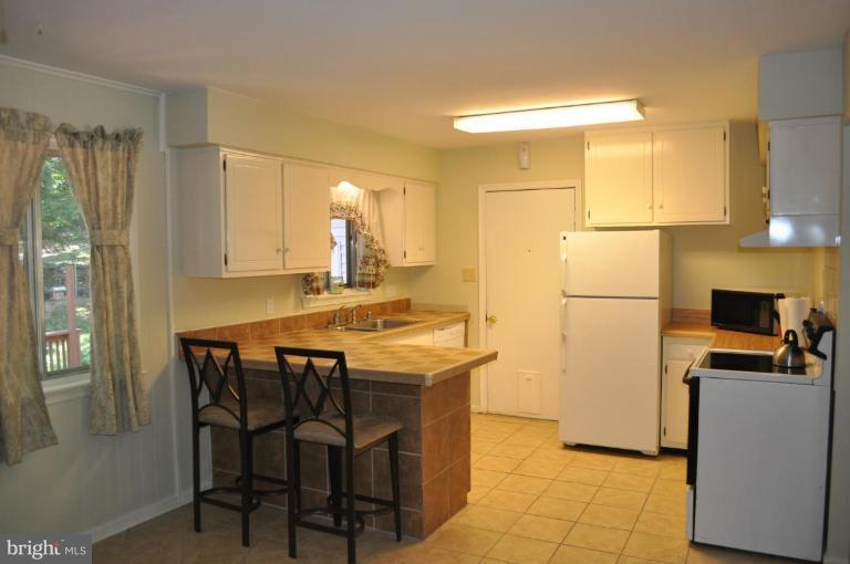 13005 Sturbridge Road Woodbridge, VA 22192 - Photo 3 of 7 Tile floor and counter in kitchen w/breakfast bar.