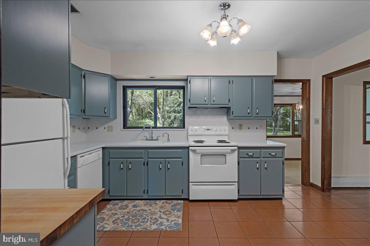 6912 Highbridge Road Bowie, MD 20720 - Photo 7 of 42 Kitchen