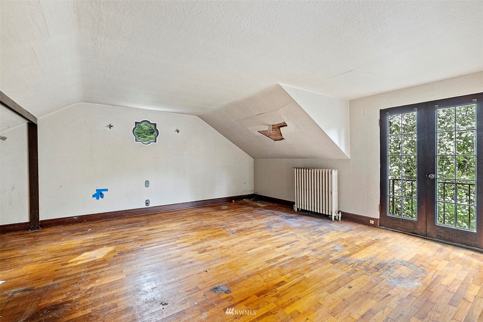 16601 Delano Road Southwest Lakebay, WA 98349 - Photo 19 of 31 a view of an empty room with wooden floor and a window
