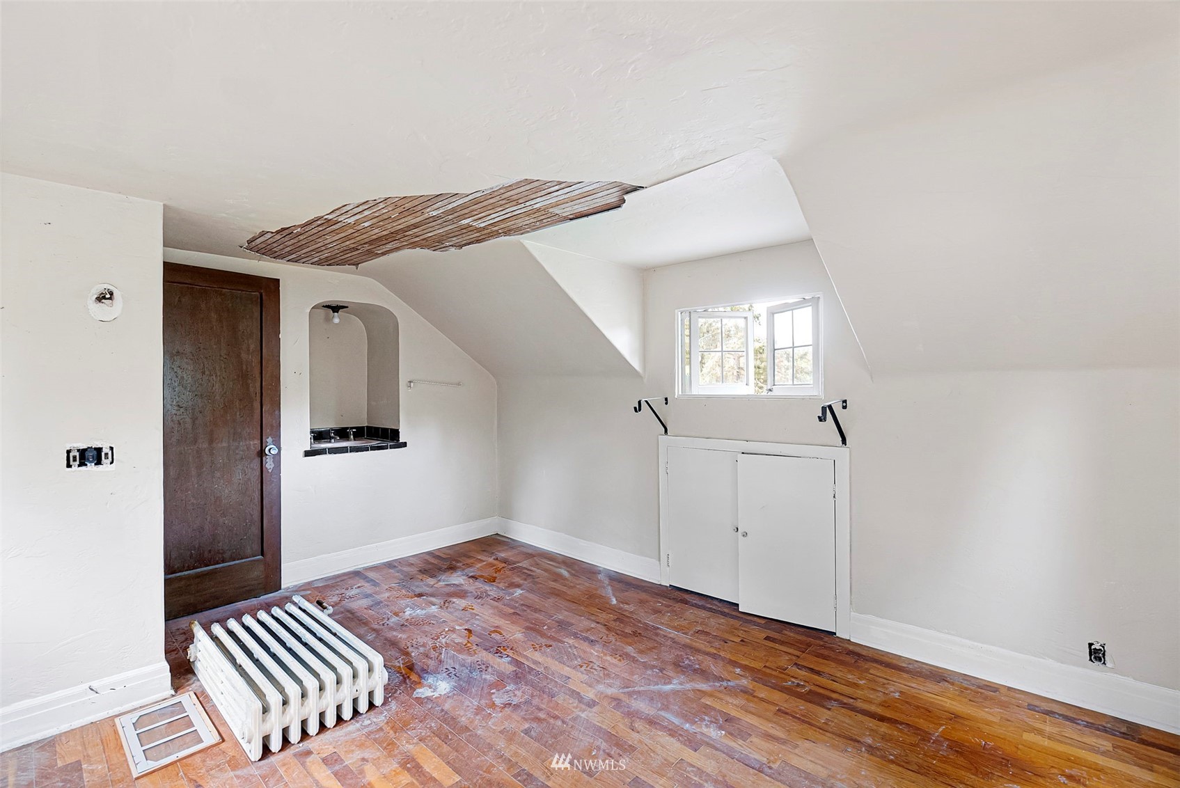 16601 Delano Road Southwest Lakebay, WA 98349 - Photo 24 of 31 a view of a hallway with wooden floor and a bathroom