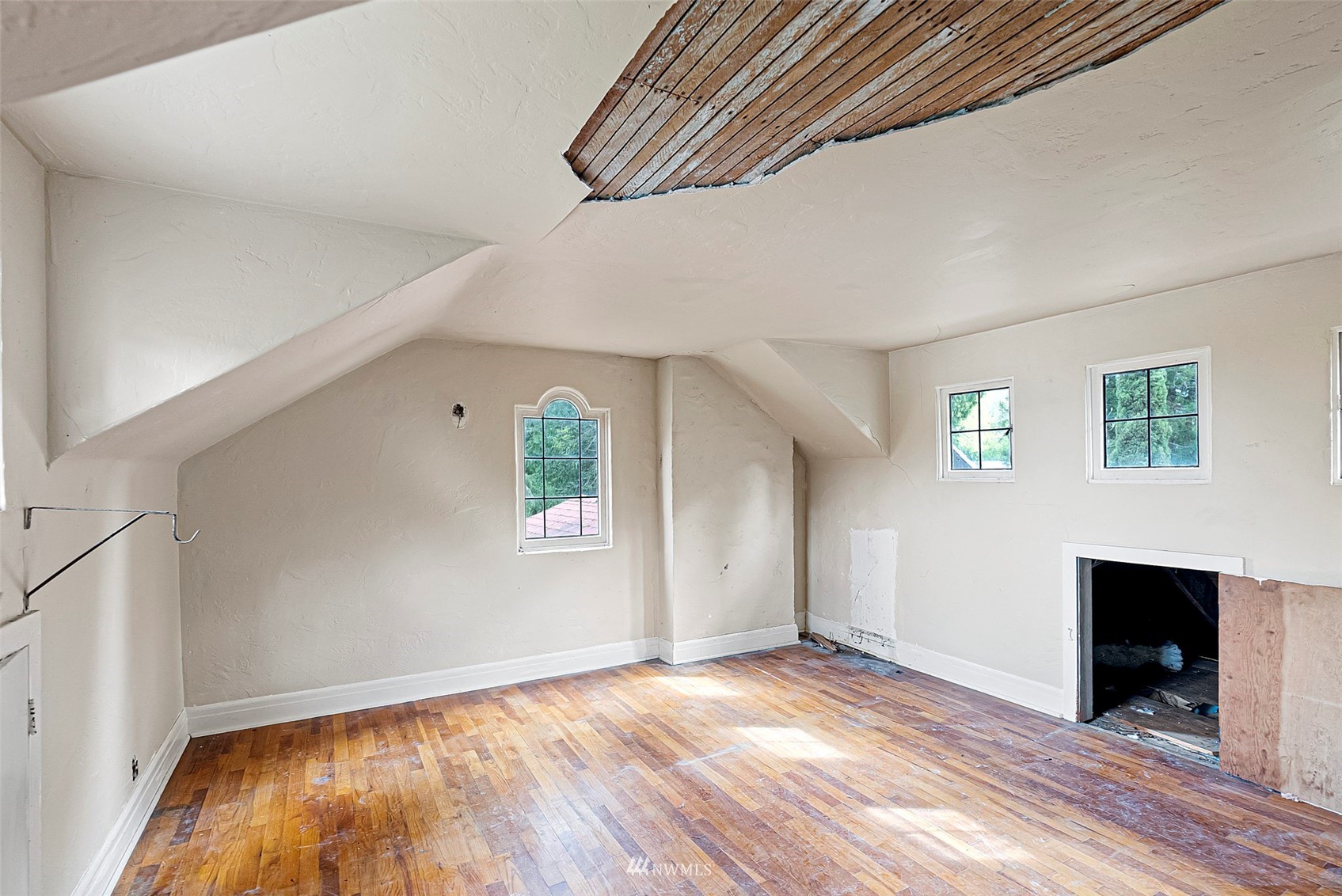 16601 Delano Road Southwest Lakebay, WA 98349 - Photo 25 of 31 a view of empty room with wooden floor and fan