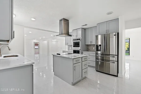 a view of a livingroom with a ceiling fan and wooden floor