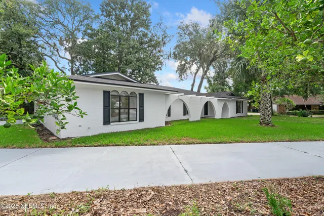 a view of house with street view