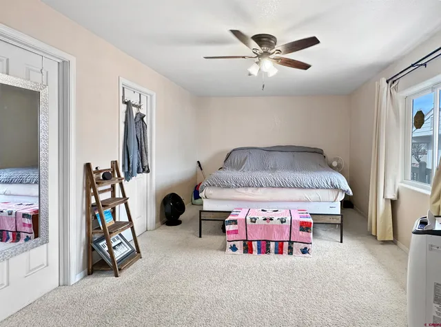 a livingroom with furniture and a ceiling fan