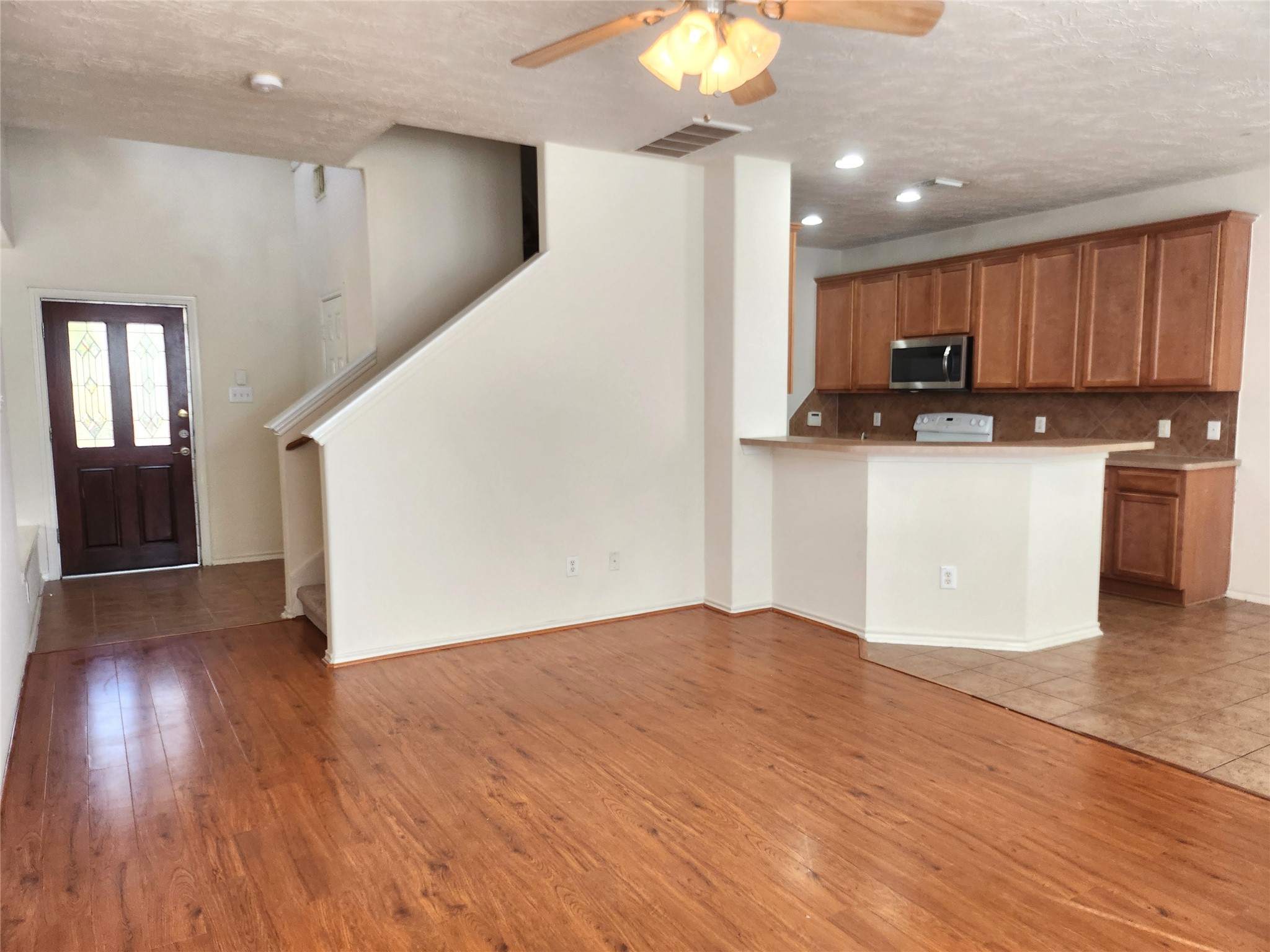 11509 Hackmatack Way Houston, TX 77066 - Photo 5 of 16 a view of kitchen with wooden floor and electronic appliances