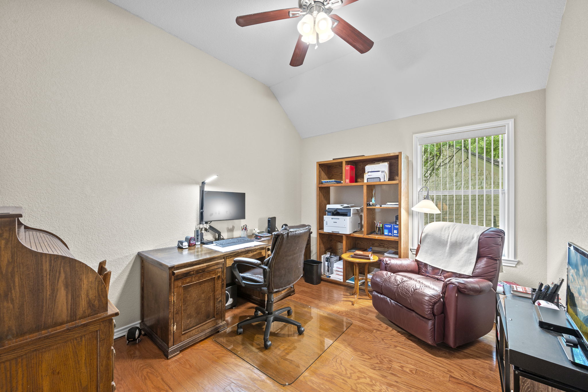 107 Stacey Cove Georgetown, TX 78628 - Photo 19 of 29 a living room with furniture