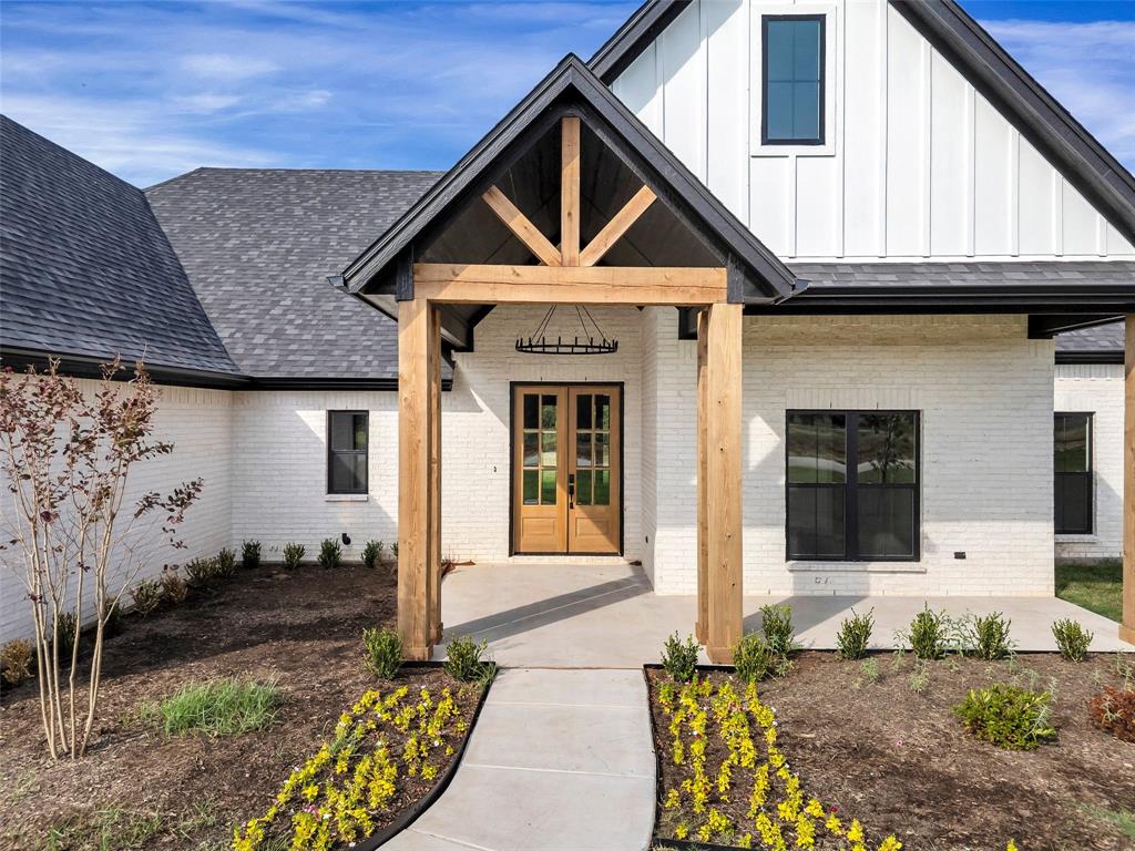5006 Stover Way Granbury, TX 76049 - Photo 2 of 40 a front view of a house with garden