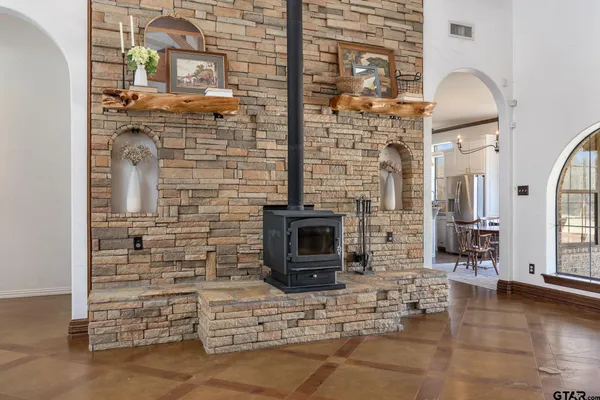 $949,000 | 19275 County Road 3411, Chandler, TX 75758