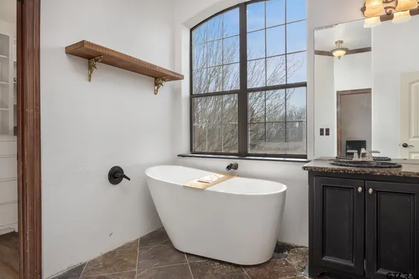 $949,000 | 19275 County Road 3411, Chandler, TX 75758