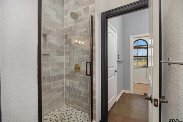 $949,000 | 19275 County Road 3411, Chandler, TX 75758