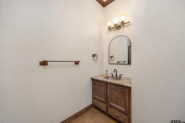 $949,000 | 19275 County Road 3411, Chandler, TX 75758