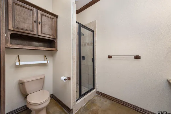 $949,000 | 19275 County Road 3411, Chandler, TX 75758