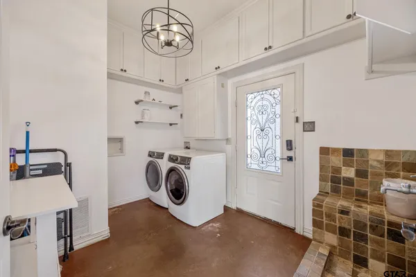 $949,000 | 19275 County Road 3411, Chandler, TX 75758