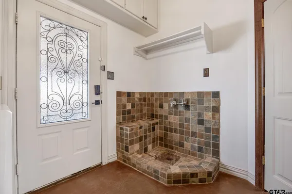 $949,000 | 19275 County Road 3411, Chandler, TX 75758