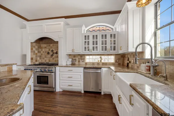 $949,000 | 19275 County Road 3411, Chandler, TX 75758