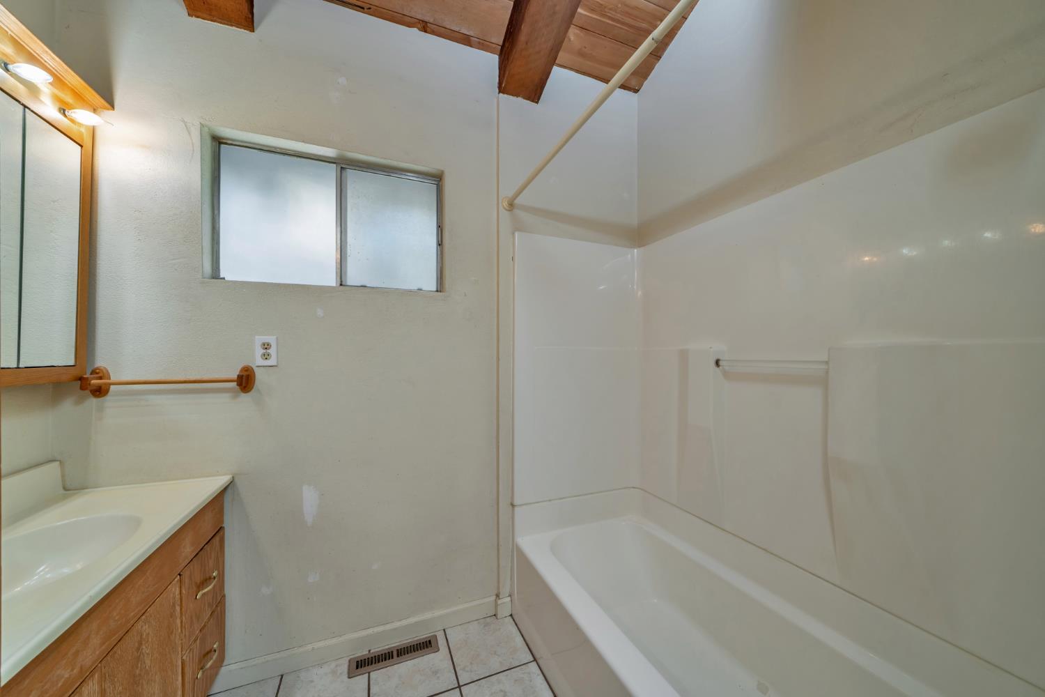 6426 Sly Park Road Placerville, CA 95667 - Photo 15 of 32 a bathroom with a bathtub