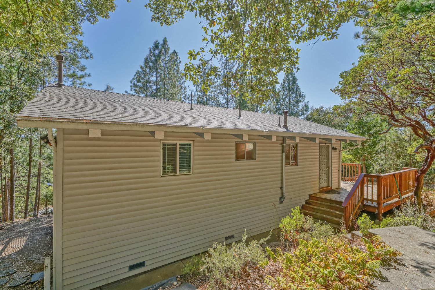 6426 Sly Park Road Placerville, CA 95667 - Photo 22 of 32 a view of a backyard