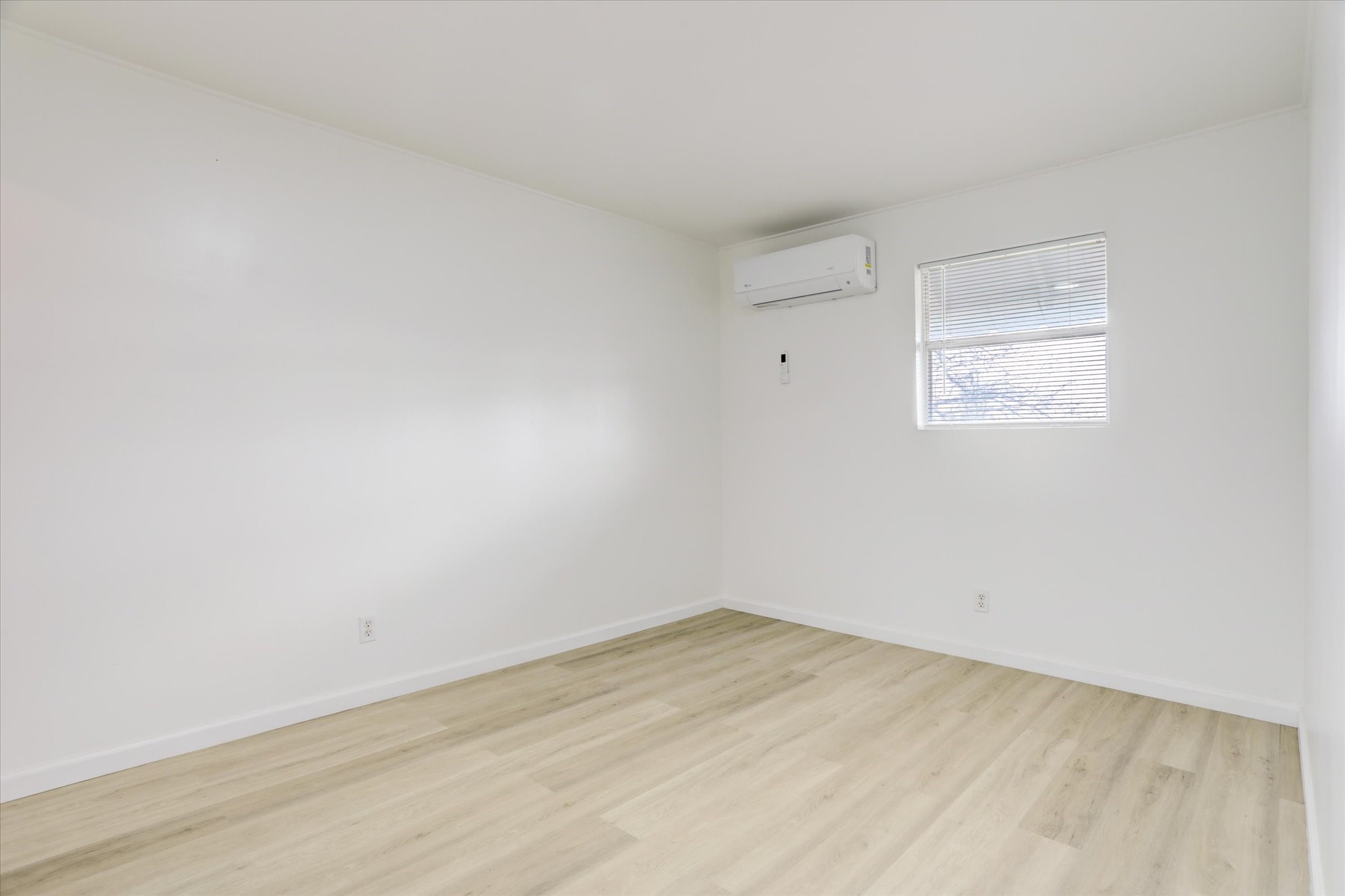 5806 Highway 35 Angleton, TX 77515 - Photo 23 of 35 A view of the guest house living room from the front door.