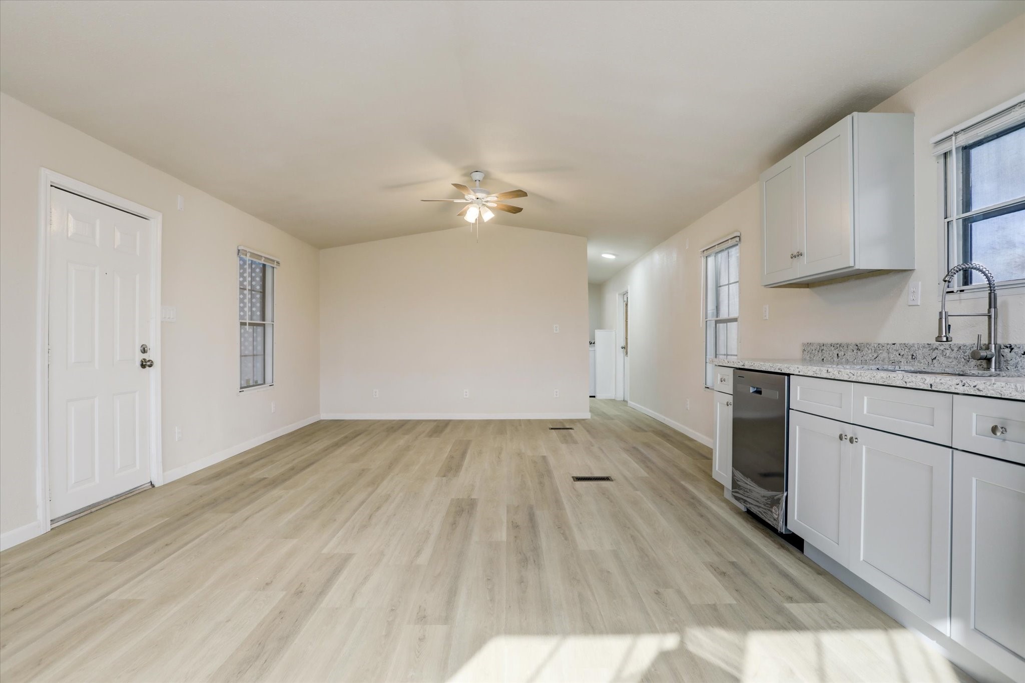 5806 Highway 35 Angleton, TX 77515 - Photo 8 of 35 Look at all the space!