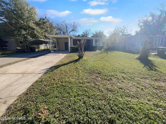 a view of a house with a yard