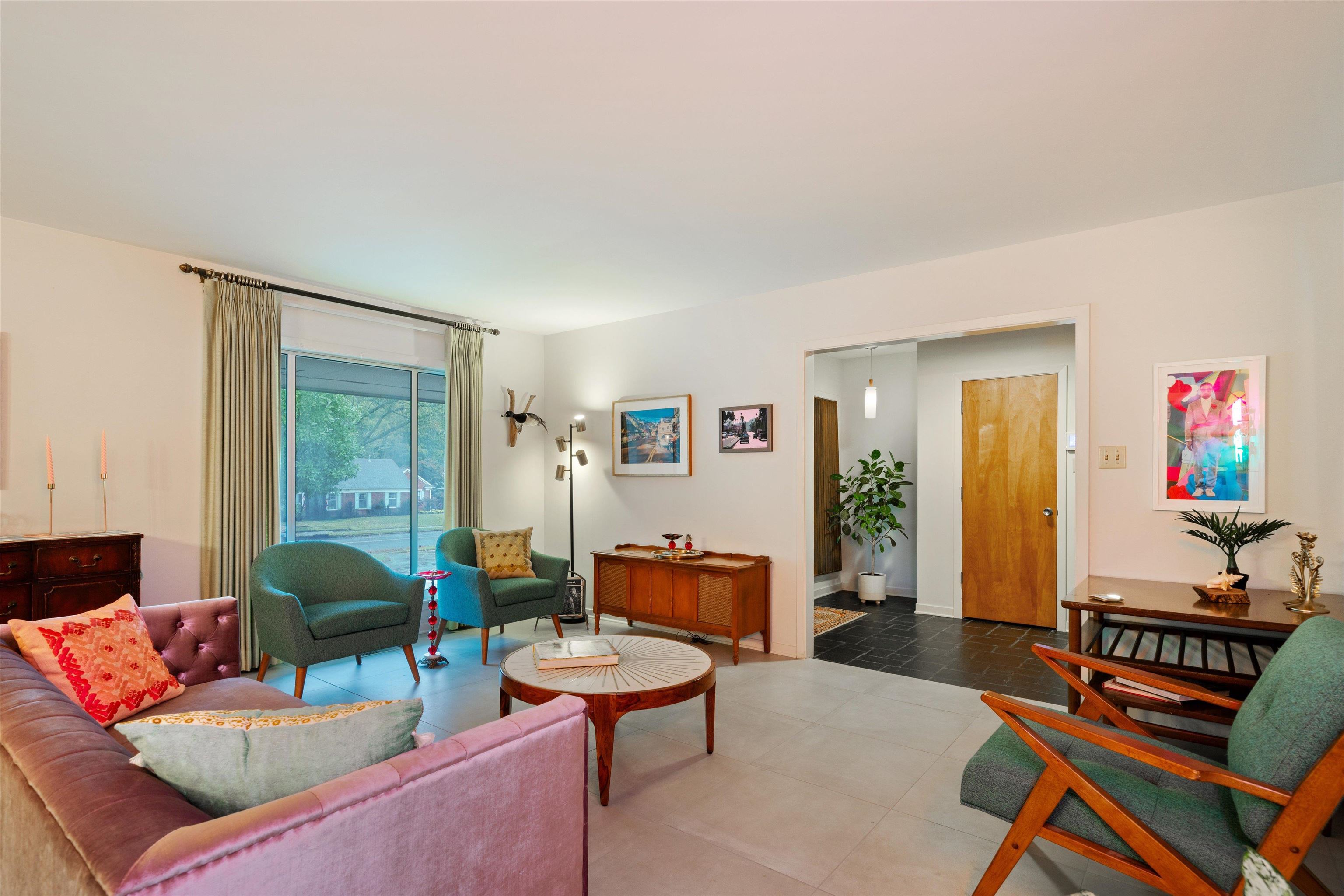 180 South Grove Park Road Memphis, TN 38117 - Photo 14 of 39 a living room with furniture and a window