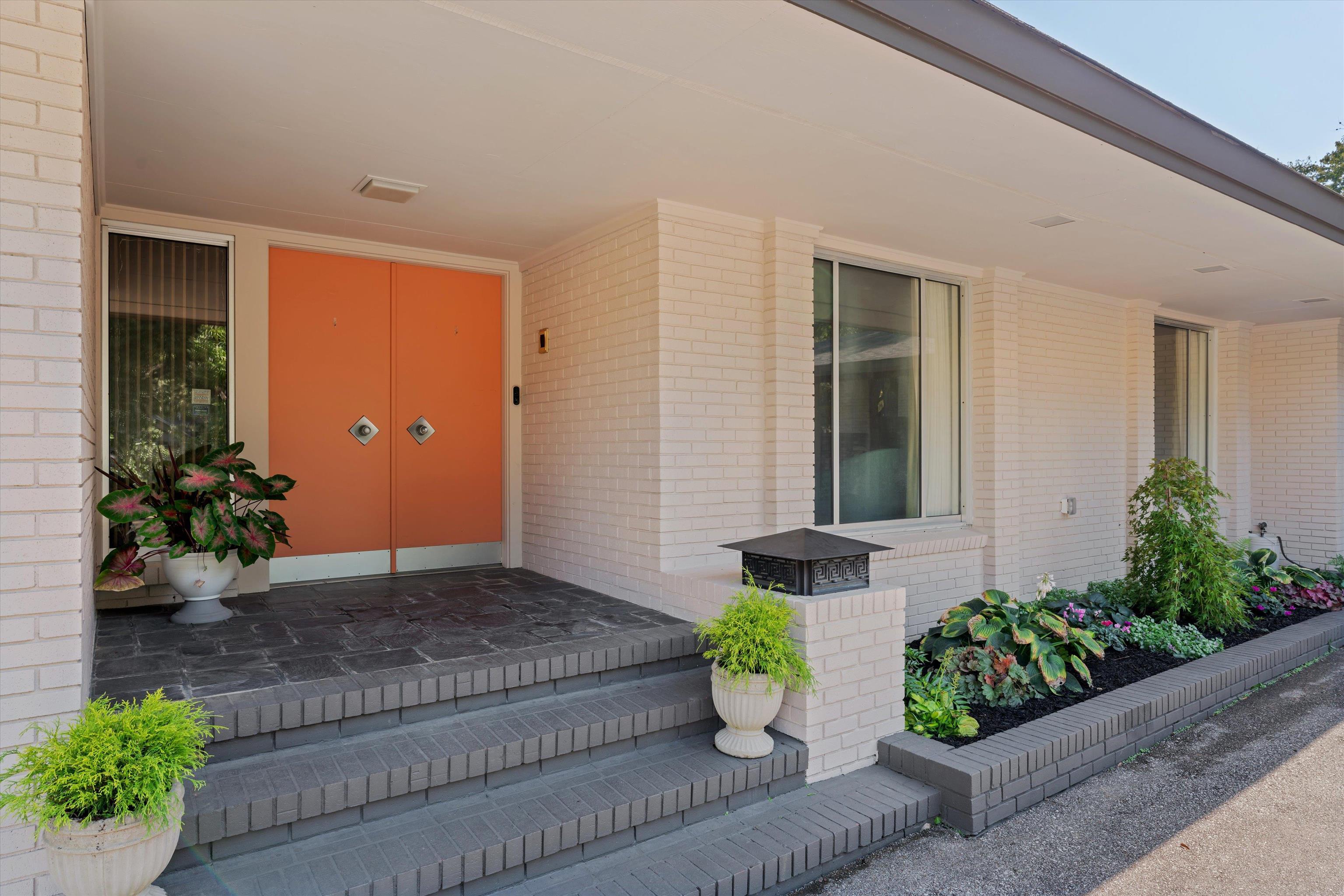 180 South Grove Park Road Memphis, TN 38117 - Photo 2 of 39 a front view of a house with potted plants